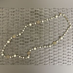 Elegant Gold and Pearl Necklace